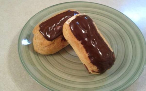 Cream Puffs or Eclairs With Vanilla Pastry Cream